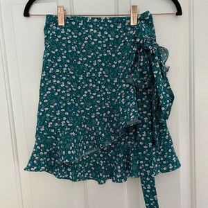 Green short floral skirt. Tie waist